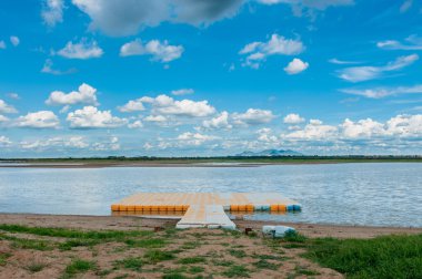 duba float marsh ve bulutlar gökyüzünde