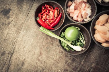 Madde çiğ gıda üstten görünüm ahşap masa üzerinde