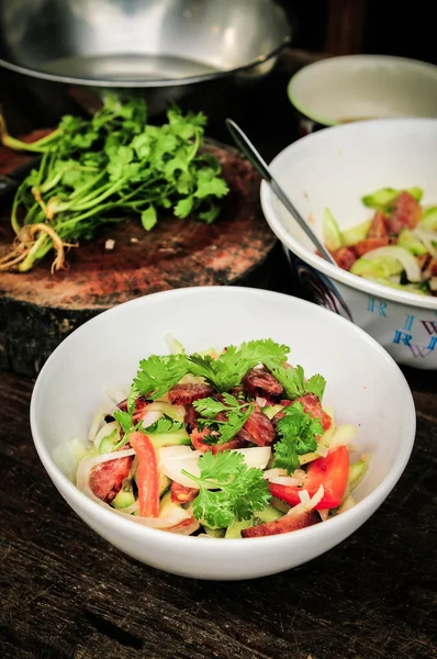 Вкусная смесь из овощей и колбасы, азиатская кухня — стоковое фото