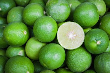 Natürmort yeşil limon kesilmiş
