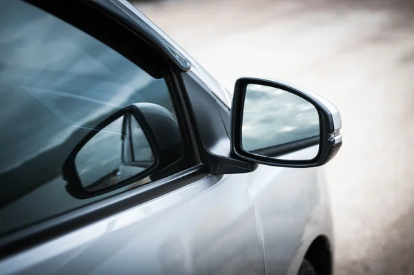 Lado close-up de vidro espelho da porta do carro — Fotografia de Stock