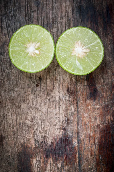 木製の背景カット グリーン レモン — ストック写真