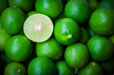 Natürmort yeşil limon kesilmiş