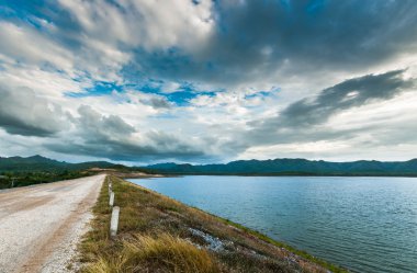 toprak yol ve Mart peyzaj