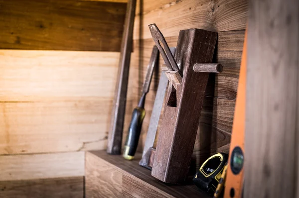 Closeup of planer tool on wood shelf — Stock Photo, Image