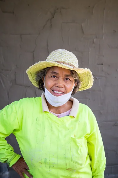 Porträtt av äldre kvinna arbete jobb — Stockfoto