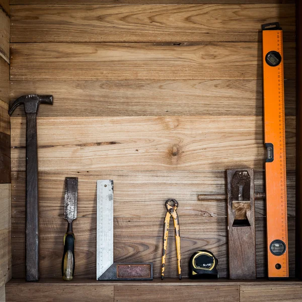 Primer plano de la herramienta de trabajo y el fondo de madera —  Fotos de Stock