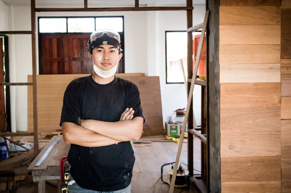 Jeune homme charpentier portrait en atelier intérieur — Photo