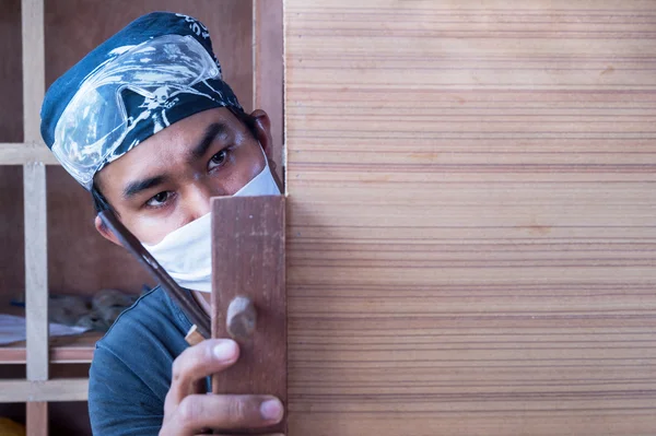 Junge Tischler nehmen Hobelmaschine mit Holz in Werkstatt — Stockfoto