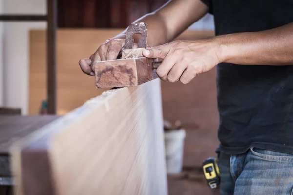 Nahaufnahme einer Hand nehmen Sie ein Hobelwerkzeug mit Holz — Stockfoto