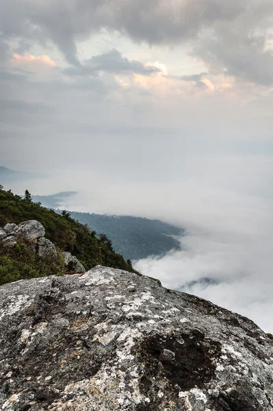 Fog on mountain and cloudy sky — Stock Photo, Image