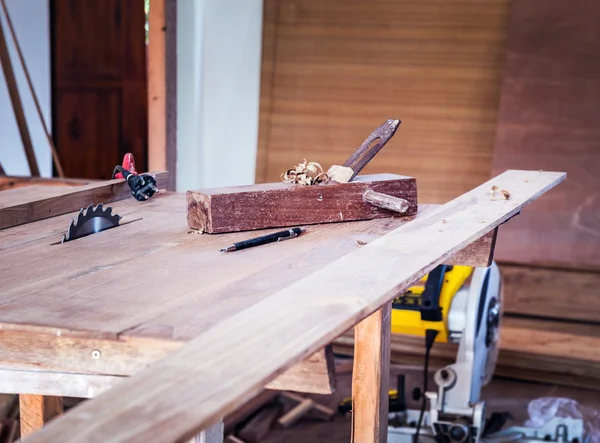 Primer plano de la mesa y la herramienta de carpintería —  Fotos de Stock