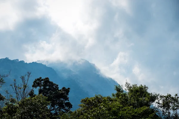 Primer plano de montaña y cielo nublado —  Fotos de Stock