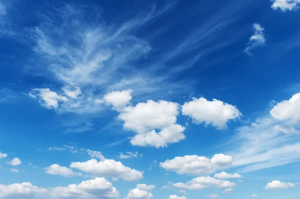 Wolken en blauwe hemel landschap — Stockfoto