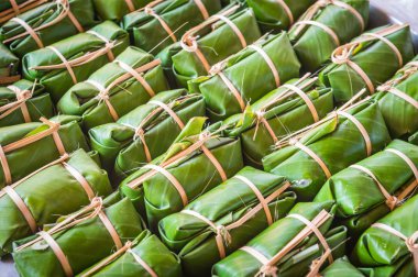 Yeşil arka planını Khao Tom kızgın, tatlı yemek Tayland Culture