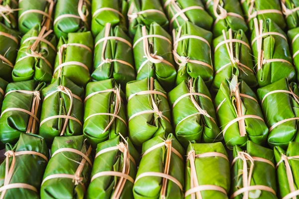 Sfondo verde di Khao Tom Mad, cibo dolce della Thailandia cultu — Foto Stock