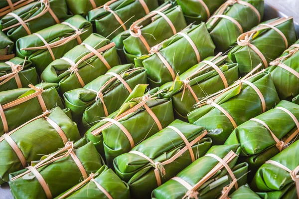 Fundo verde de Khao Tom Mad, comida de sobremesa da Tailândia cultu — Fotografia de Stock