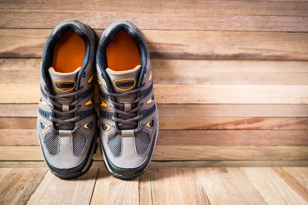 Close-up van schoenen op houten achtergrond — Stockfoto