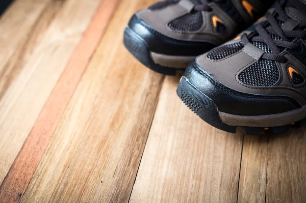 Close-up van schoenen op houten achtergrond — Stockfoto