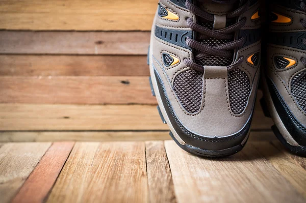 Close-up van schoenen op houten achtergrond — Stockfoto