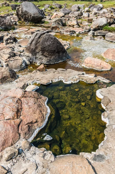 Πέτρα και ζεστό λίμνη άνοιξη closeup — Φωτογραφία Αρχείου