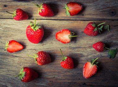 grunge ahşap arka plan üzerinde çilek meyve closeup