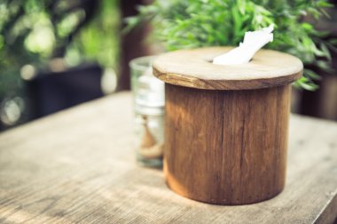 İpek kağıtları ahşap daire kutusunda closeup  