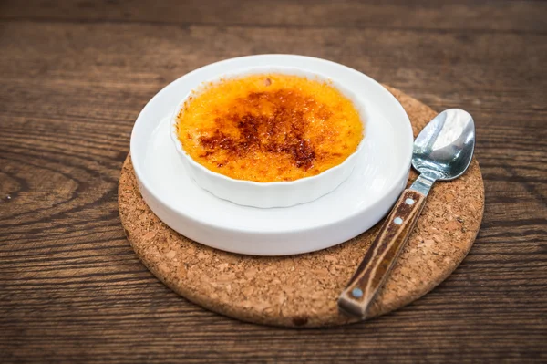 Creme brulee sweet food auf hölzernem Hintergrund — Stockfoto