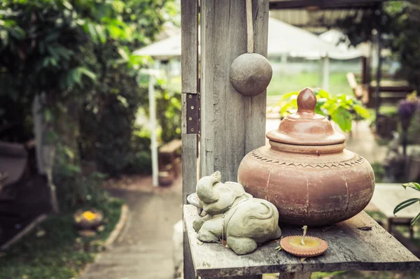 Argile cuite au four sur table en bois, traditionnelle de Thaïlande — Photo