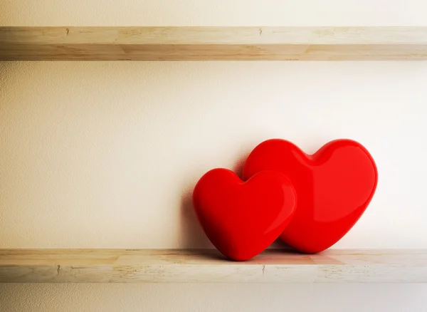Ahşap raf, sevgi anlayışı kırmızı kalp — Stok fotoğraf