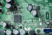čip a kapacity na elektronické desce