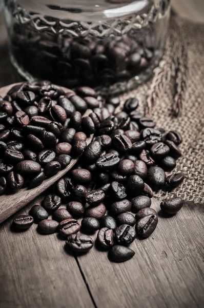 Primo piano di chicchi di caffè su sacco — Foto Stock