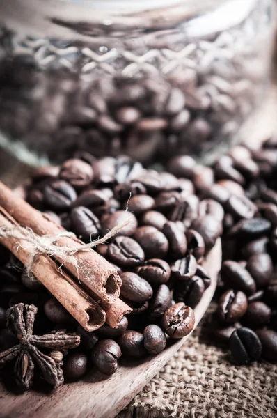 Closeup kávová zrna na pánvi — Stock fotografie