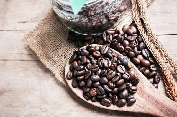 Primer plano granos de café en cucharón — Foto de Stock
