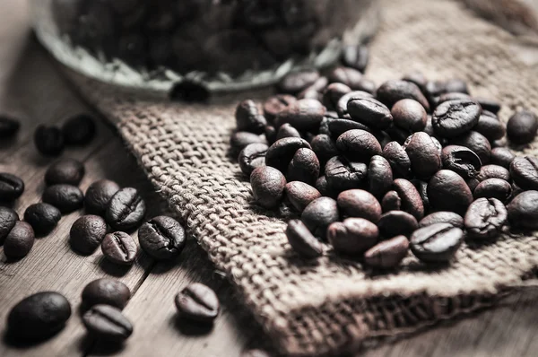 Primer plano de granos de café sobre tela de saco — Foto de Stock
