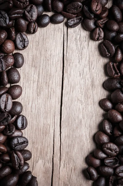 Grãos de café em madeira espaço vazio — Fotografia de Stock