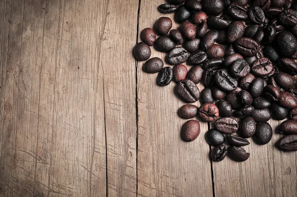 Grãos de café em madeira — Fotografia de Stock