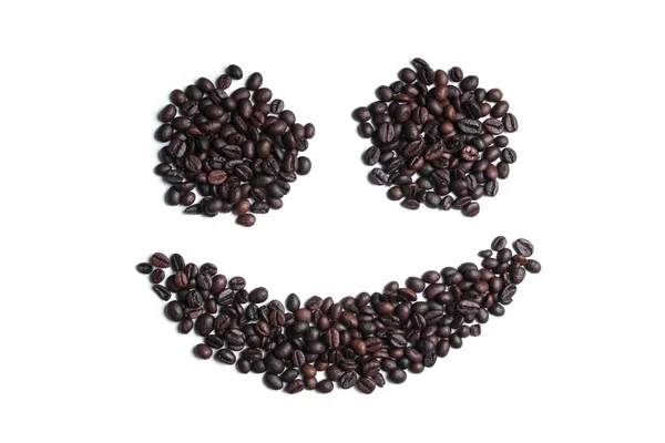 Forma de sorriso de grãos de café isolados em branco — Fotografia de Stock