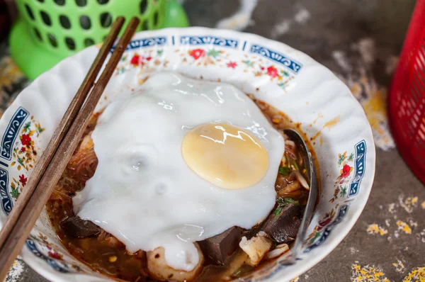 Uovo fritto su tagliatelle, cibo cultura thailandese — Foto Stock