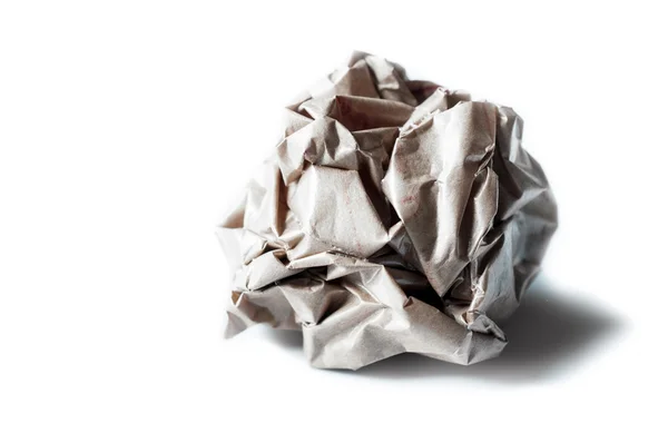 Збитий коричневий паперовий м'яч ізольований на білому — стокове фото