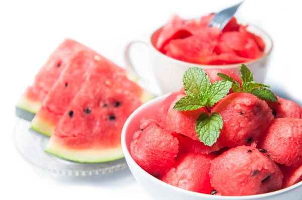 Nahrung aus Wassermelone auf weißer Schüssel — Stockfoto