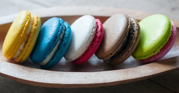 Macaron på trä skål — Stockfoto