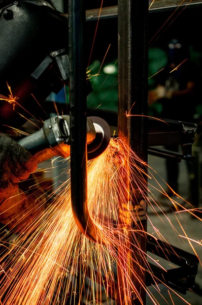 Industrial working of grinding sparks with worker — Stock Photo, Image