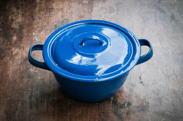 Bleu de la casserole sur bois — Photo