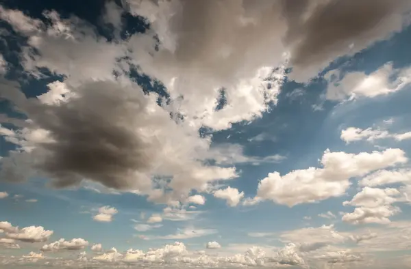 Hemel met donkere wolken — Stockfoto