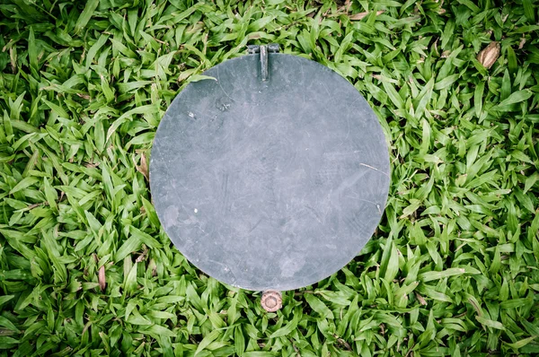 Cirkla stålplåt och malaysiska gräs — Stockfoto