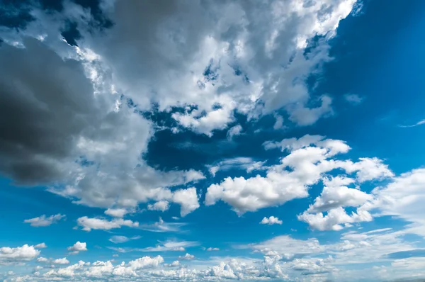 Блакитне небо з фоном хмар — стокове фото