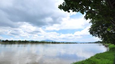 Bulutlu Gökyüzü Nehir Manzarası Zaman Çizelgesi