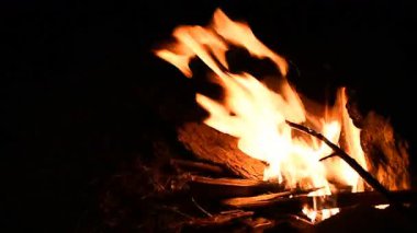 Gece Kamp Ateşi Yanıyor, Karanlık Sahne 'de Sıcak Ateş Alevleri