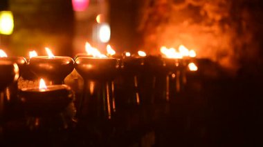 Karanlık Arkaplanda Mum Ateşi Yanması